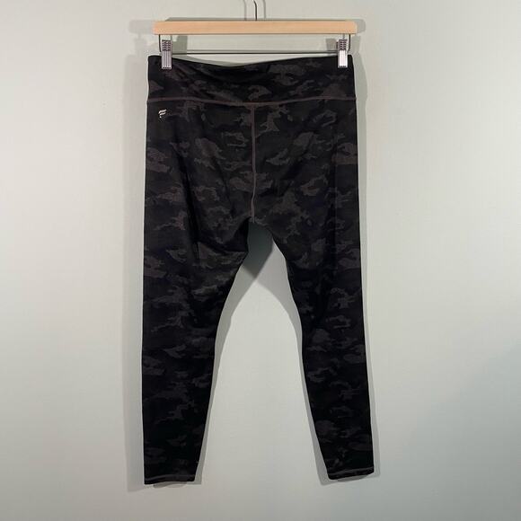 Fabletics Women's Green Camo Mid Rise Cropped Leggings - Picture 6 of 6